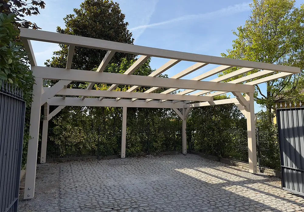 Pergolato per auto bianco